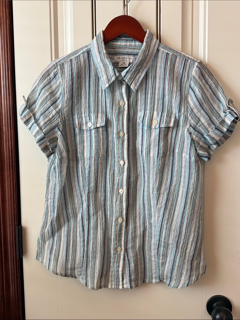 Liz Claiborne Light Blue Striped Short Sleeve Button-Down Shirt ina Cotton Blend